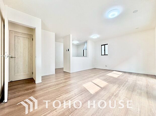 光が注がれる青い空から鮮やかに赤色にゆっくりと染まる。そんな優しい時間がここでは流れてゆく。