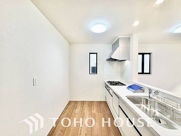 夫婦そろってキッチンに立っても調理がしやすく余裕の広さ。家事をしながら会話も弾みます。