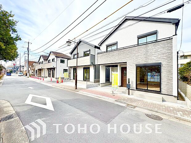 街並みの風景に包み込まれながら、瀟洒な印象も湛えて佇みます。