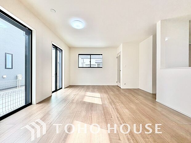 リビングも広く設け、訪れる人々を暖かく迎えてくれます。