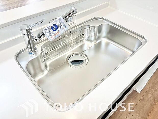ワンタッチで浄水と原水を切り替えできる浄水器一体型水栓は水道水に含まれる有害物質を除去してくれます。