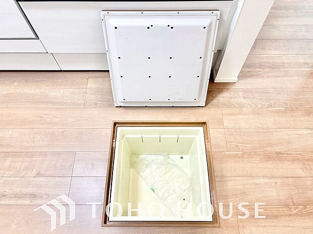 食品ストックや非常食・保存食の保管庫として活用できます。住まいの床下点検口としての役割もあります。