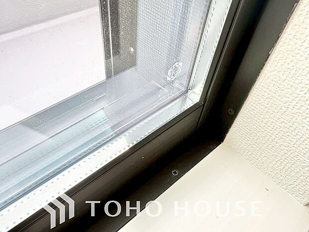 二層のガラスの間に空気層や特殊ガス層を作ることで断熱性能や結露防止効果を高めたサッシを装備してます。