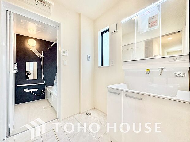 お家の中でも特にプライベートスペースとなる洗面所は、洗濯場所と浴室を同じ空間でまとめております。