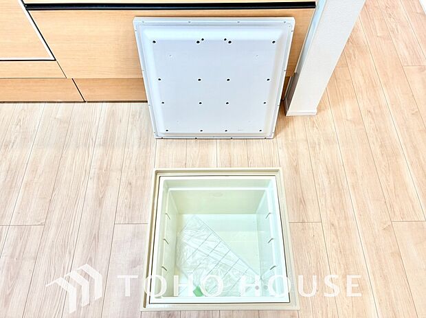 食品ストックや非常食・保存食の保管庫として活用できます。住まいの床下点検口としての役割もあります。