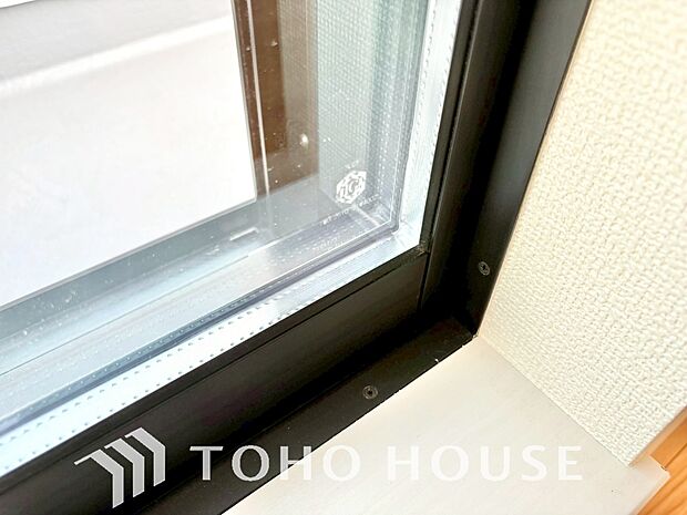 二層のガラスの間に空気層や特殊ガス層を作ることで断熱性能や結露防止効果を高めたサッシを装備してます。