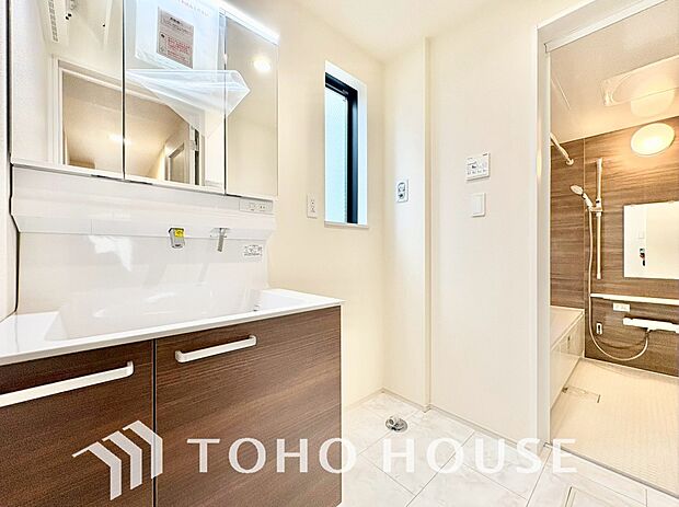 お家の中でも特にプライベートスペースとなる洗面所は、洗濯場所と浴室を同じ空間でまとめております。