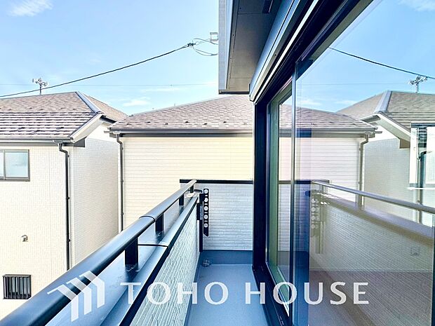 暖かい陽ざしが差込むバルコニーは、晴れた日には、洗濯物が良く乾きます。また、風通しも良好です。