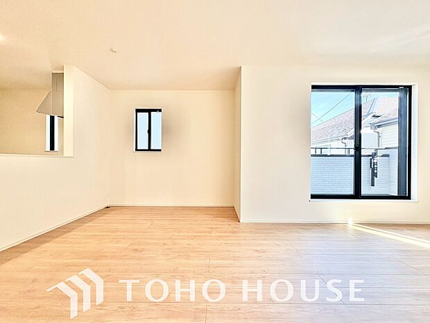 リビングも広く設け、訪れる人々を暖かく迎えてくれます。