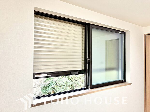 台風などの激しい雨風からお家を守るのはもちろん、空き巣対策などの防犯抑止や防音にも効果を発揮します。