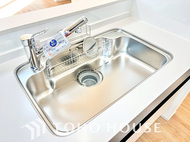 ワンタッチで浄水と原水を切り替えできる浄水器一体型水栓は水道水に含まれる有害物質を除去してくれます。