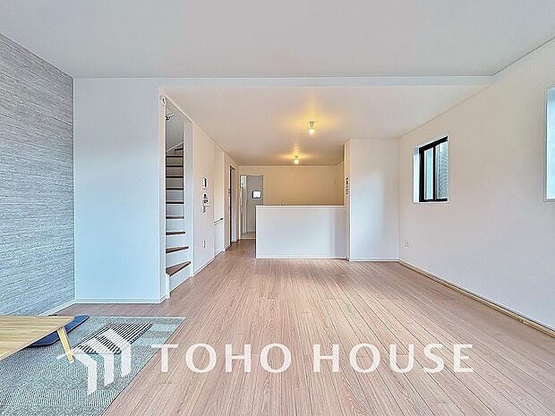 一日の中で多くの時間を過すことになるリビング。爽やかな通風と採光を存分に感じる事が出来る空間です。