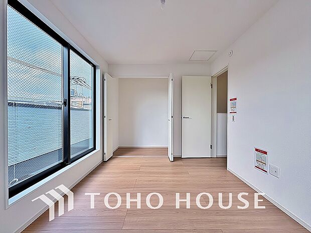 クローゼットを完備。家具の配置にも困らない設計がされており、採光と室内のバランスが絶妙です。