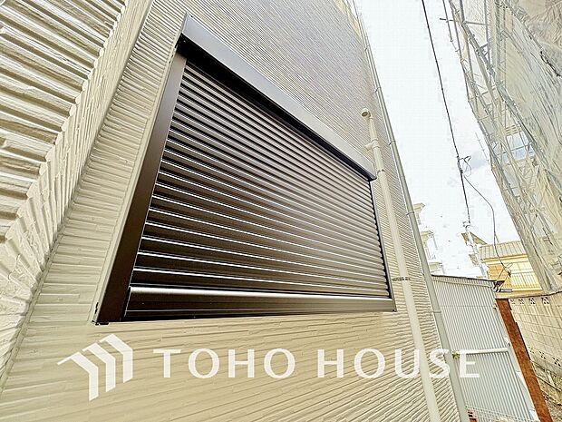 防犯機能のシャッターを完備しております。寒い冬でも中から開閉が可能ですのでラクラク便利。