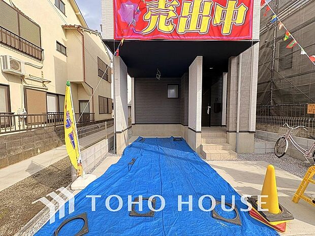 ビルトインガレージ。風雨を避けて乗り降りができます。