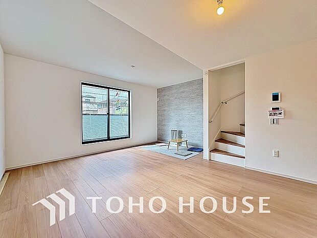 明るく穏やかな空気の中で飲んだり、食べたり、笑ったり。一日の中で多くの時間を過すことになるリビング。