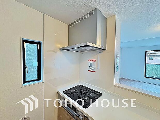 スリムタイプのレンジフードはスタイリッシュで、掃除が簡単なメリットもあります。