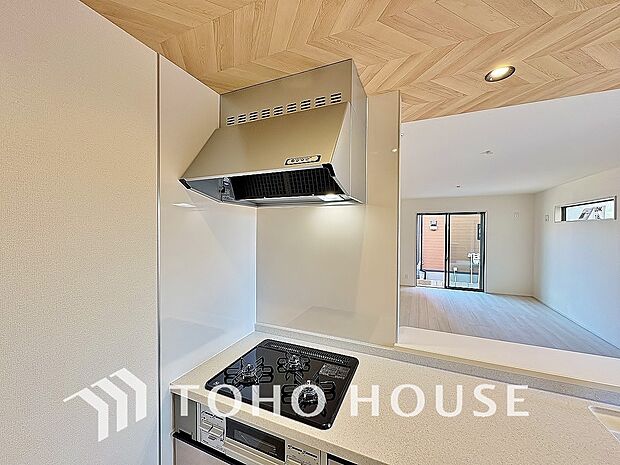 キッチンの換気扇はスタイリッシュなデザインで、日々のお手入れもラクラクな仕様となっております。