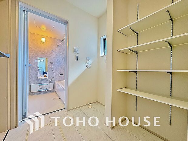 洗面台の収納以外に、タオルや着替え等を収納する事が出来るように、サニタリー収納棚を設けております。