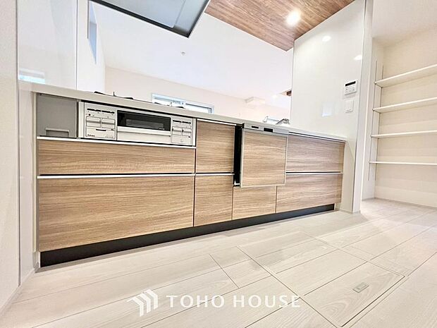 家族みんなでゆったりと調理や食事の準備ができる十分な広さを確保した、快適なキッチンスペース。