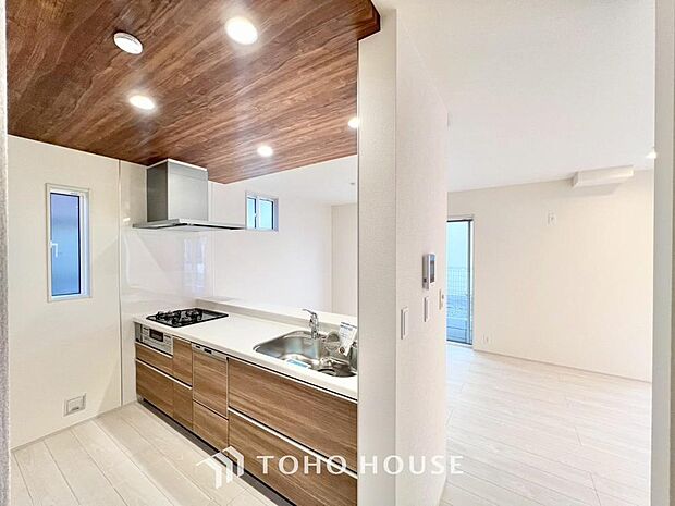 美しく使いやすいキッチン空間。優しい温もりを醸し出すキッチンは料理の為の配慮を随所に注ぎました。