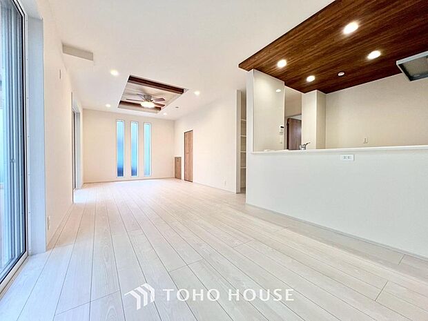 明るく穏やかな空気の中で飲んだり、食べたり、笑ったり。一日の中で多くの時間を過すことになるリビング。