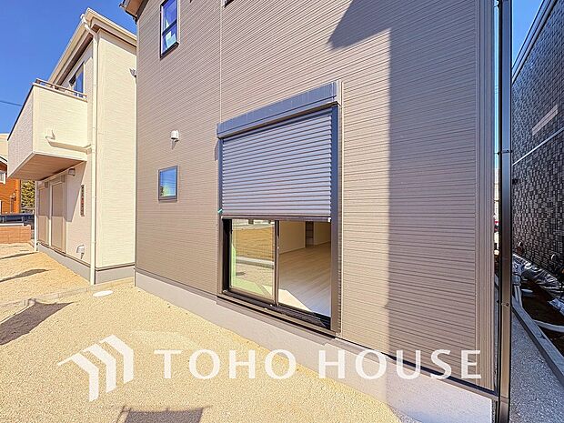 戸建にも防犯機能のシャッターを完備しております。寒い冬でも中から開閉がラクラクな所も便利です。