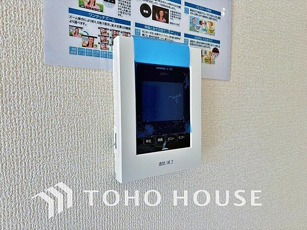 誰が来てもわかる様にモニター付きインターホンを設置。家事導線を考慮した個所に設置し、防犯性と利便性に優れ快適と安らぎを合わせた優しい設計。