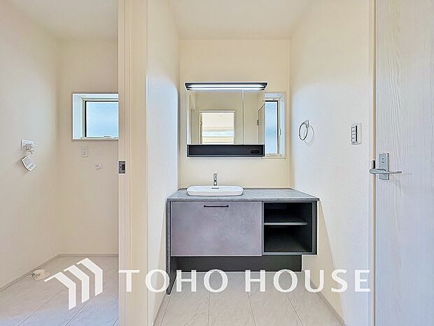 手で洗いたい大切な服など、広く使えると助かる洗面台は汚れの付きにくい形状と素材で造られております。