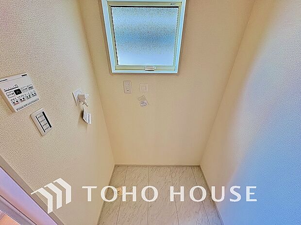 洗面室は、ドラム式の洗濯機を置けるような広さがある洗面室となっております。