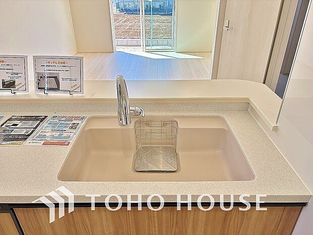 浄水器ボタンひとつで浄水と原水に切り替えられる浄水器一体型水洗を使用。