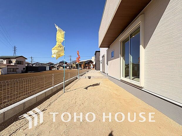 お子様がお庭で遊ぶのを見守りつつ、キッチンでお料理やリビングでくつろぐことができる安心な間取り。