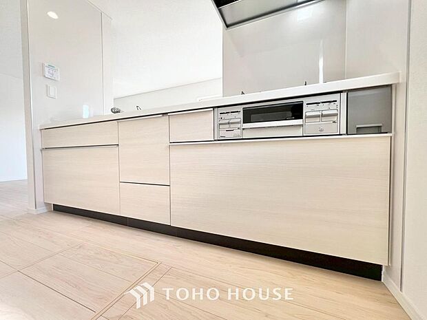 大型の冷蔵庫も配置できる広々としたキッチンスペースでお料理や家事をスムーズに進めることができます。