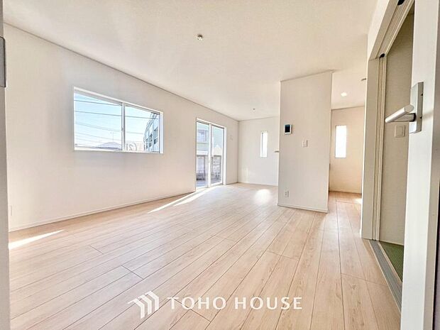 明るく穏やかな空気の中で飲んだり、食べたり、笑ったり。一日の中で多くの時間を過すことになるリビング。