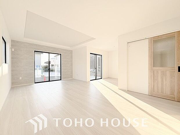 一日の中で多くの時間を過すことになるリビング。爽やかな通風と採光を存分に感じる事が出来る空間です。