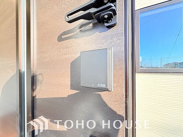 ボタン一つで施錠・解錠できる電子錠は、防犯意識の高まりから補助錠として選ばれることが増えています。