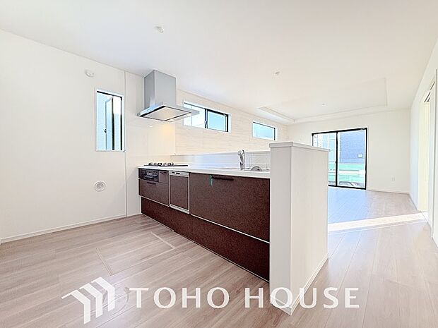 美しく使いやすいキッチン空間。優しい温もりを醸し出すキッチンは料理の為の配慮を随所に注ぎました。