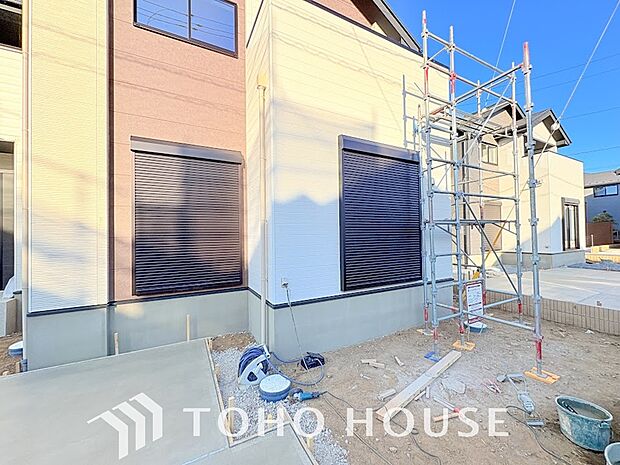 戸建にも防犯機能シャッターを完備しております。寒い冬でも中から開閉が可能ですのでラクラクな所も便利です。