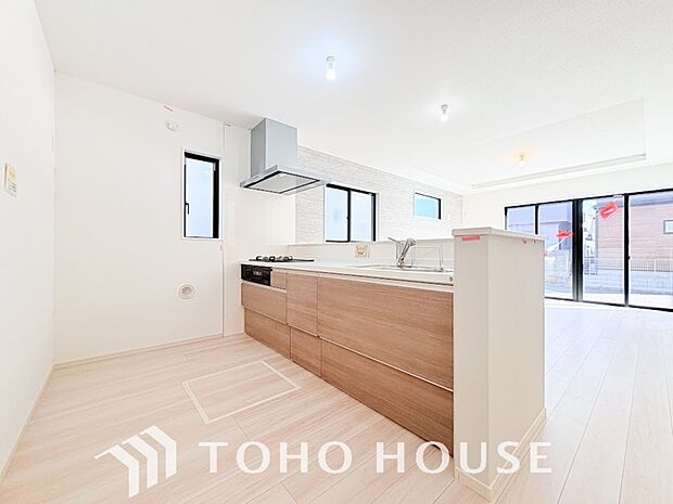 ご家族みんなで調理ができる位のスペースを実現したキッチン空間となっております。