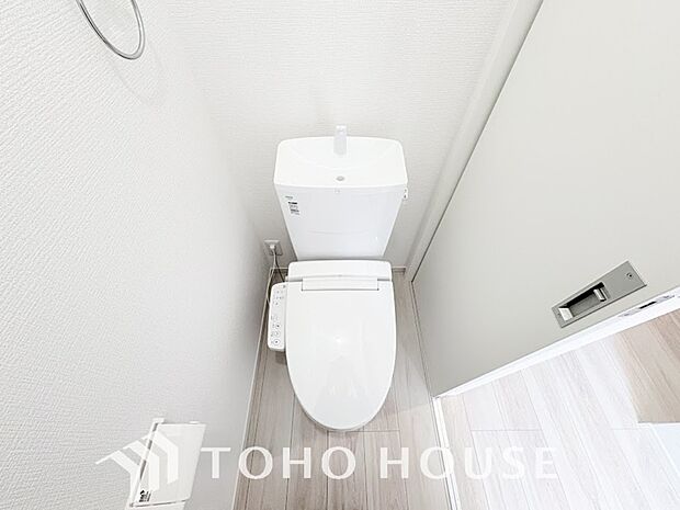 十分な広さと清潔感のあるカラーで纏まったおトイレ。時間に余裕とゆとりを持たせます。