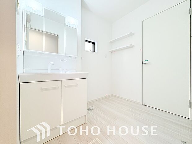 身だしなみのチェックがしやすい大きな鏡、下には収納がたっぷり。スッキリとした空間を演出いたします。