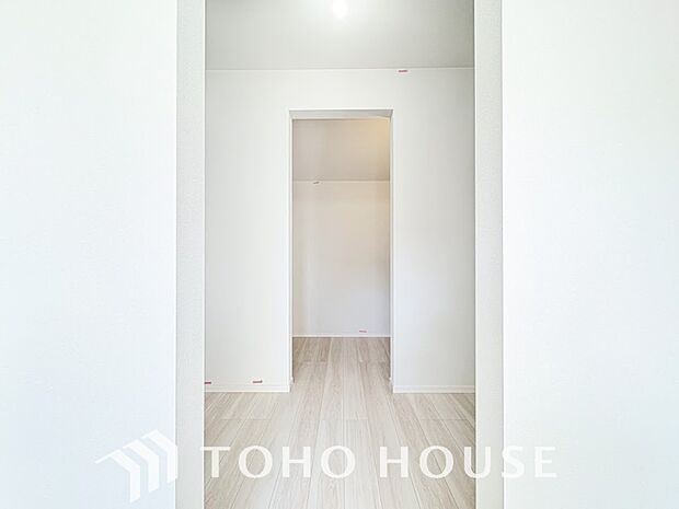 季節物の衣類もスッキリ収納できるウォークインクロゼットのある住まいで収納上手な生活を。