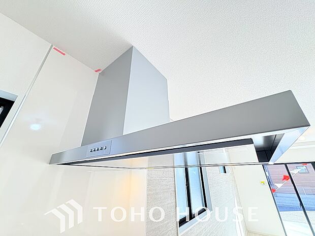 昨今主流のスリムタイプのレンジフード。スタイリッシュな見た目からインテリアとしても人気がある型です。