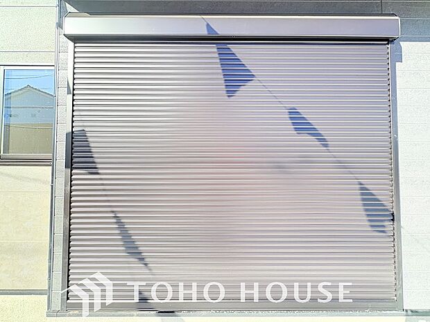 戸建にも防犯機能のシャッターを完備しております。寒い冬でも中から開閉が可能ですのでラクラクな所も便利です。