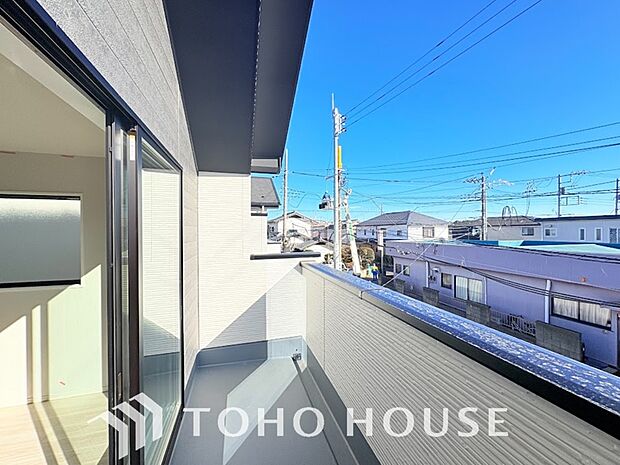 頬をなでる優しい風を感じることが出来るバルコニー。つい深呼吸をしたくなる気持ちの良い眺望です。