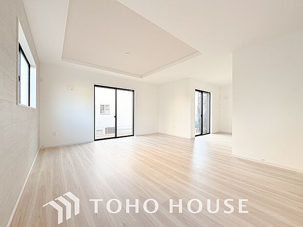 広々としたLDKは、家族が自然に集まりやすく、一緒に過ごす時間を楽しめる工夫が施されています。 ※家具・家電はCGです。