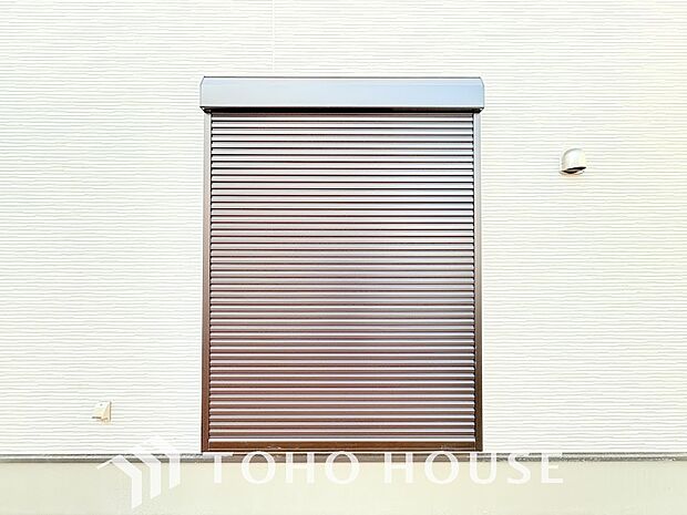 戸建にも防犯機能シャッターを完備しております。寒い冬でも中から開閉が可能ですのでラクラクな所も便利です。