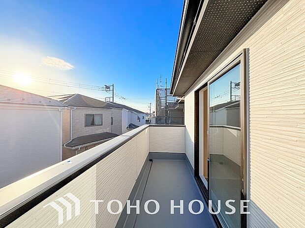 深呼吸をしたくなる気持ちの良い眺望、頬をなでる優しい風を感じることが出来る自慢のバルコニーです。