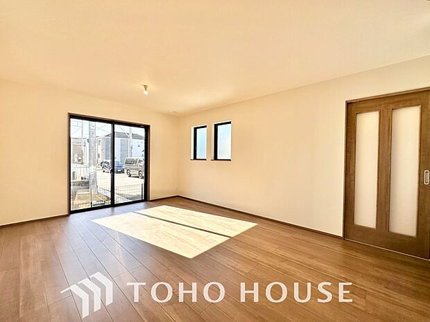 リビングも広く設け、訪れる人々を暖かく迎えてくれます。