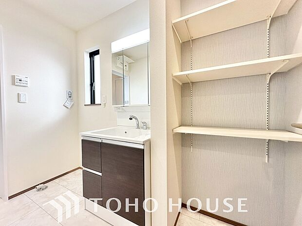 洗面台の収納以外に、タオルや着替え等を収納する事が出来るように、サニタリー収納棚を設けております。